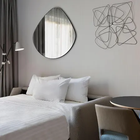 By Marriott East Отель