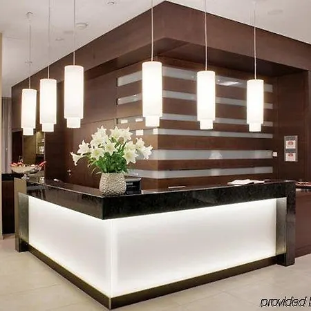 By Marriott East Отель