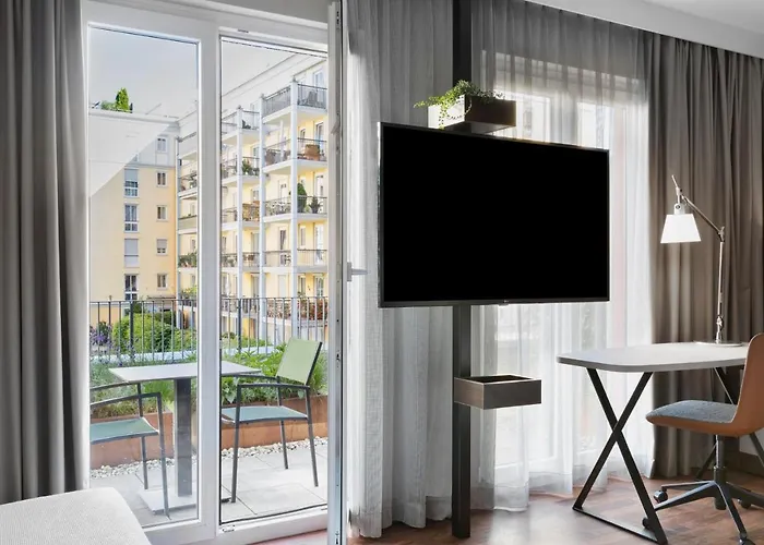 Szálloda By Marriott East 4*