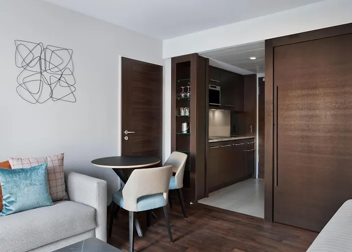 By Marriott East Szálloda