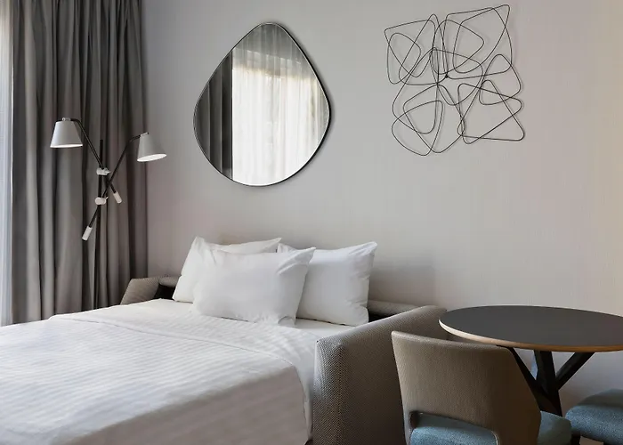By Marriott East Szálloda