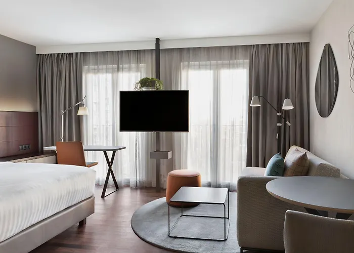Szálloda By Marriott East 4*